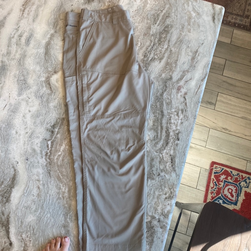 COLUMBIA OMNI SHADE light weight khaki’s